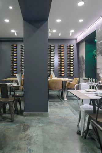 LifeStyle & Arch Taberna BeHer en Pza Ayto. Valencia 16 ·