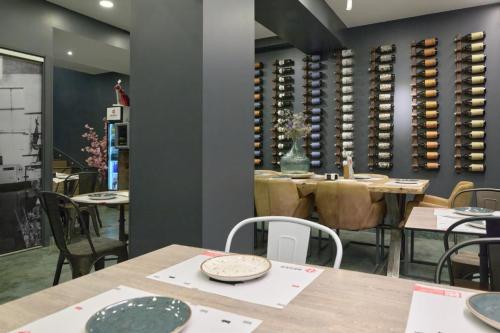 LifeStyle & Arch Taberna BeHer en Pza Ayto. Valencia 16 ·