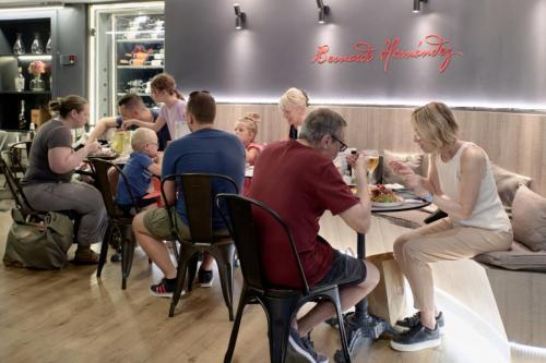 LifeStyle & Arch Taberna BeHer en Pza Ayto. Valencia 16 ·