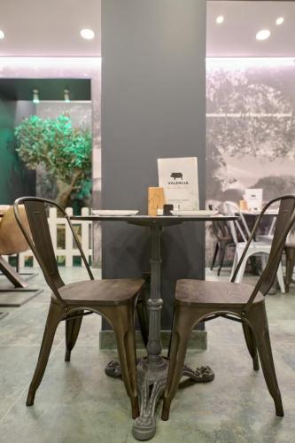 LifeStyle & Arch Taberna BeHer en Pza Ayto. Valencia 16 ·