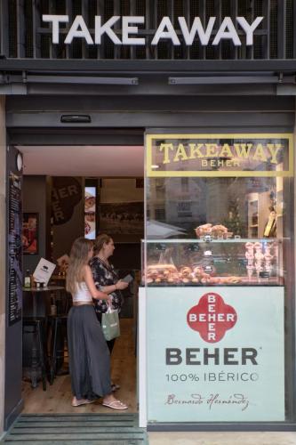LifeStyle & Arch Taberna BeHer en Pza Ayto. Valencia 16 ·