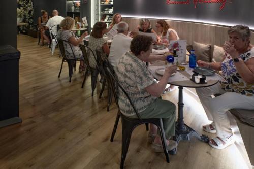 LifeStyle & Arch Taberna BeHer en Pza Ayto. Valencia 16 ·